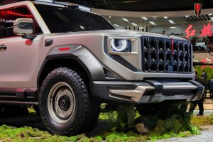 Le nouveau 4x4 HONGQI Off-Road exposé au Salon de Shanghai, avec sa carrosserie beige mat et ses pneus tout-terrain.