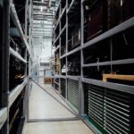 Allée entre rangées métalliques de stockage sol concret pas d'activité