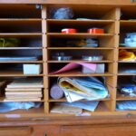 Un tiroir en bois plein de papiers, boîtes, rouleaux et fournitures de bureau